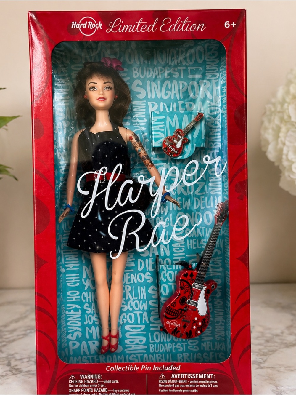 Hard Rock Cafe Limited Edition Barbie Doll NRFB w Guitar Pin - RARE FIND - Picture 4 of 5